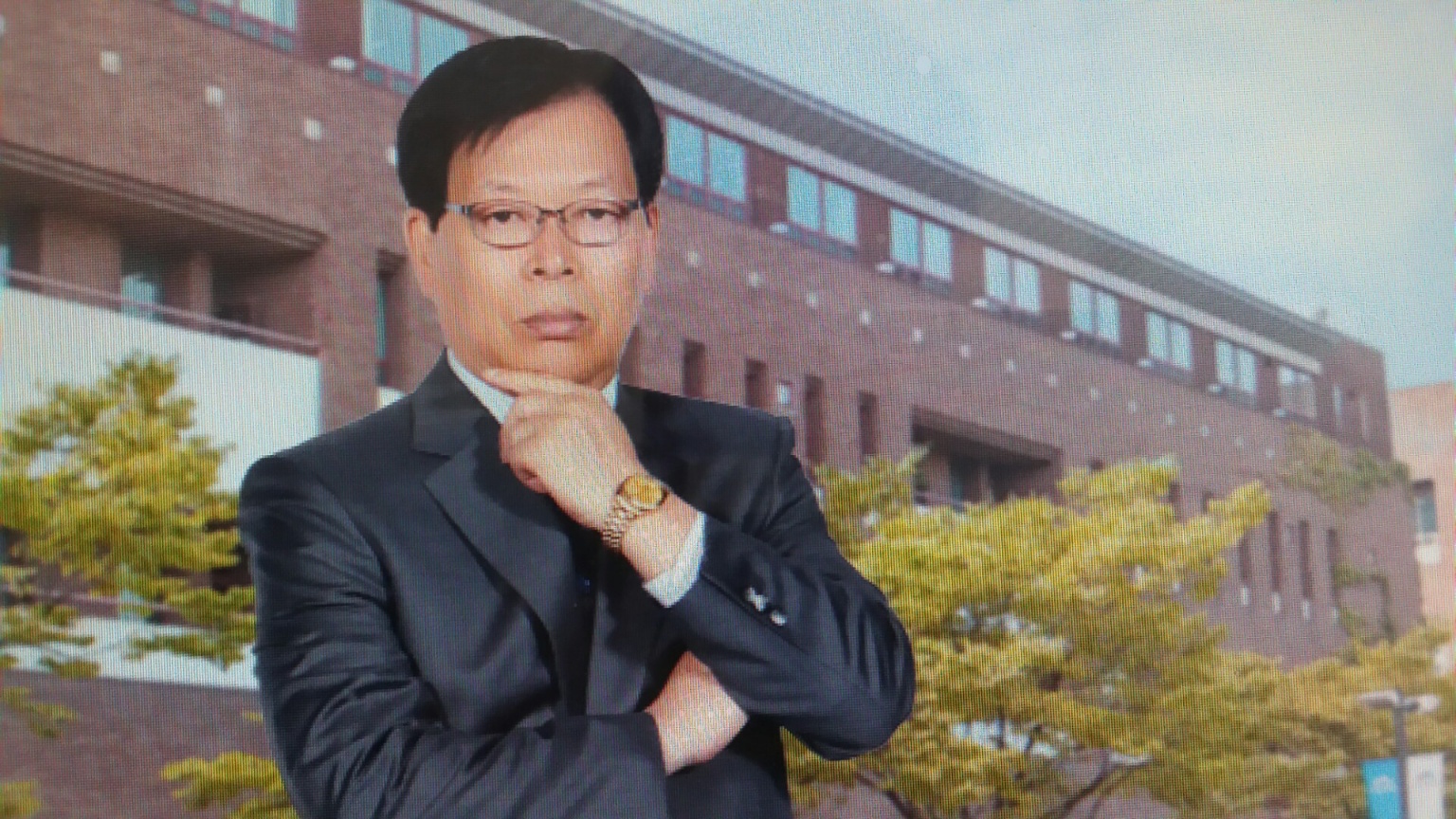 연수원 연구소를 배경으로 촬영한 김현중 대표연구원 제공 사진
